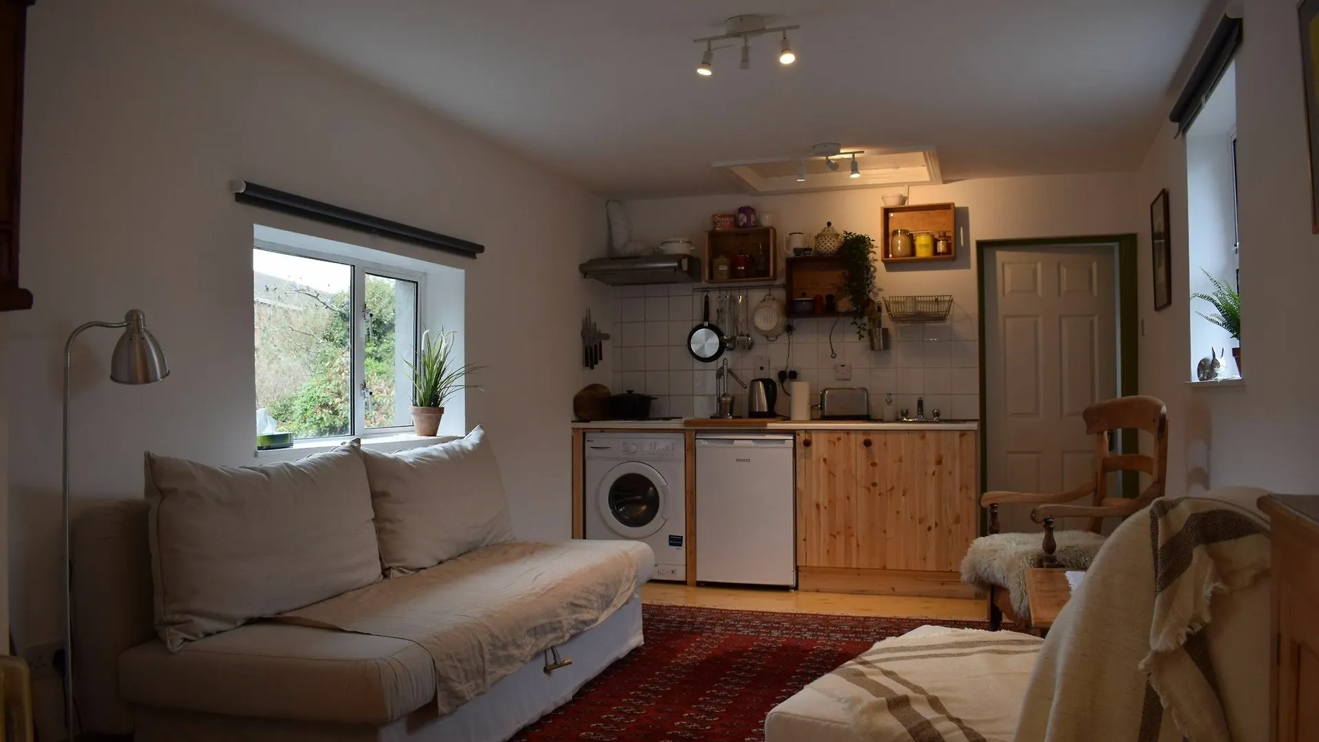 1 Bedroom Flat, Close To City Centre contacts